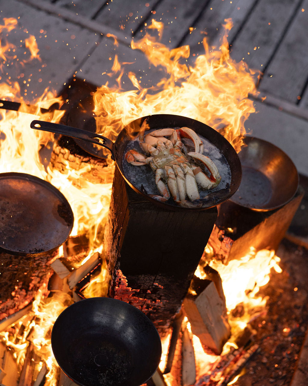 a crab cooking in a frying pan on ire
