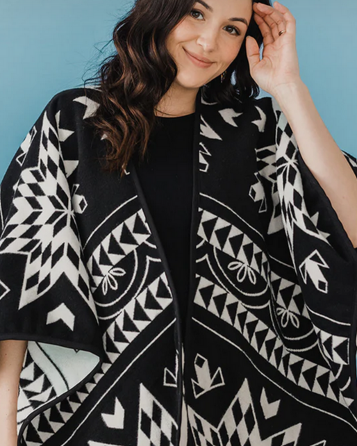 MINI TIPI Star reversible shawl on model