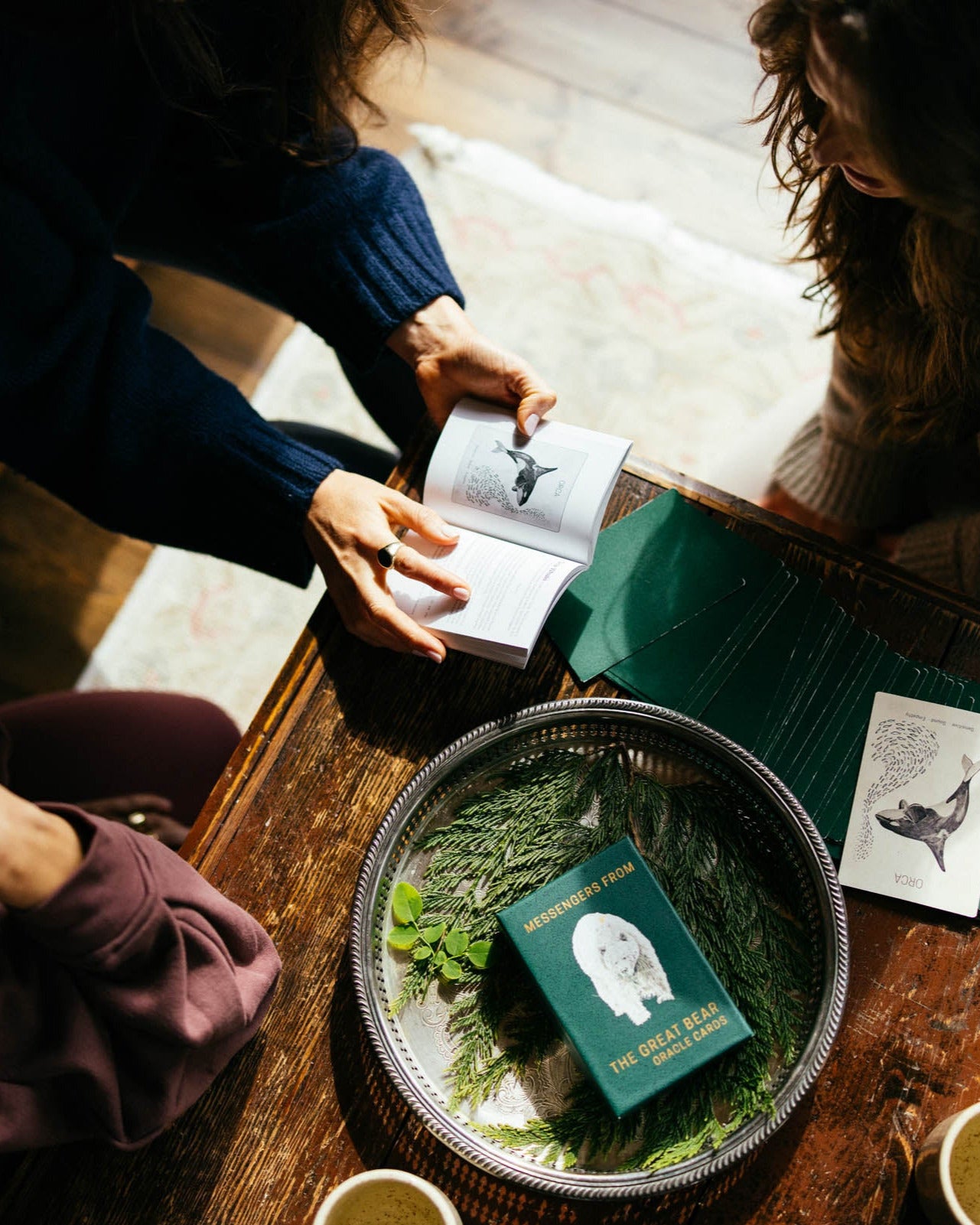 women using oracle cards
